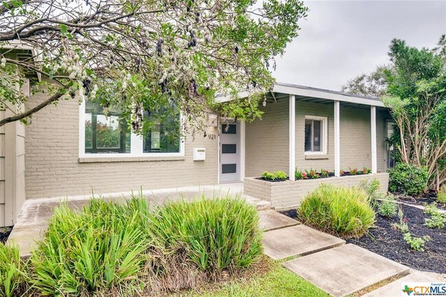 Foto del edificio - 921 Ivy Ln