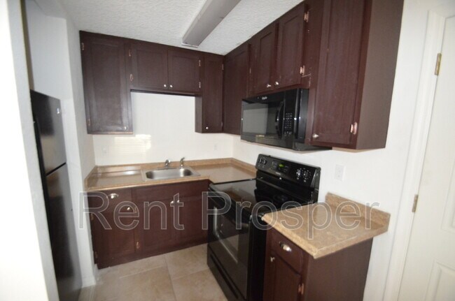 Building Photo - 810 Eresken Ave
