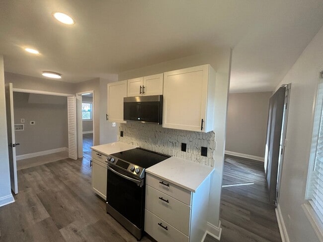 Foto del edificio - This fully renovated & updated 3 Bedroom a...