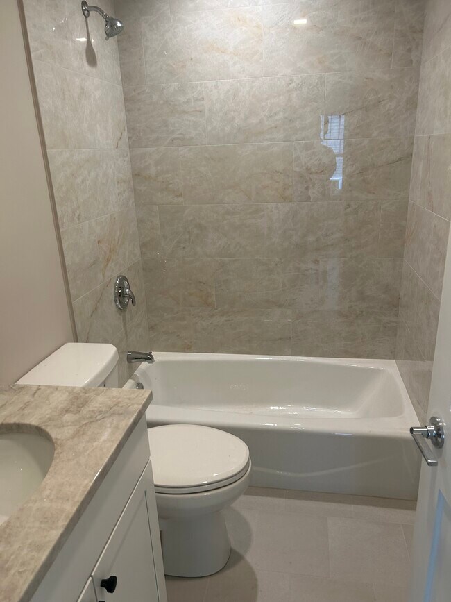 Baño - 2128 W Leland Ave