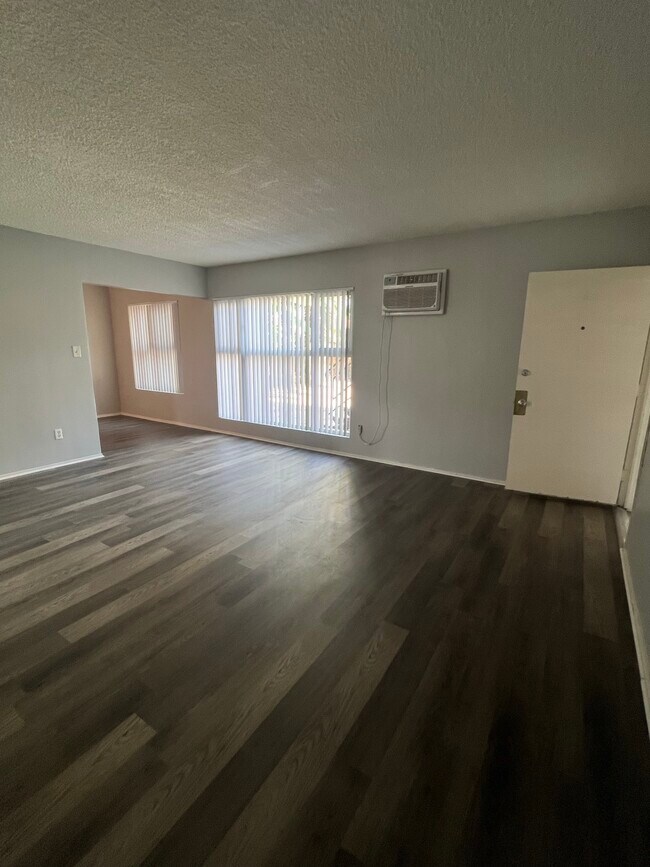 Foto del edificio - 1551 W Ball Rd