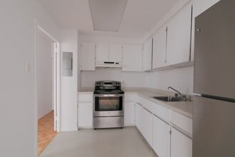 Building Photo - 900 Av. Rockland