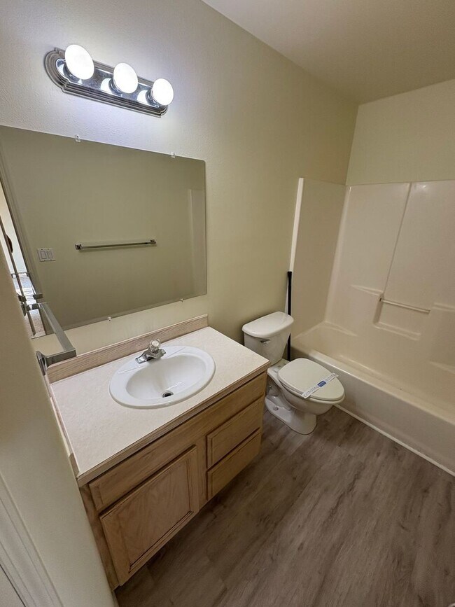 Foto del edificio - 2 Bed/2 Bath Apartment in NE Bend - Worthington Court