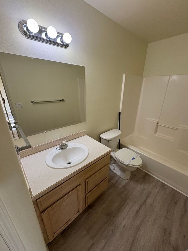 Building Photo - 2 Bed/2 Bath Apartment in NE Bend - Worthington Court