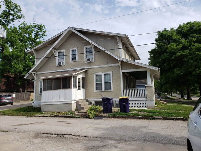Building Photo - House for rent! 2 kitchens 3 Baths! Close ...