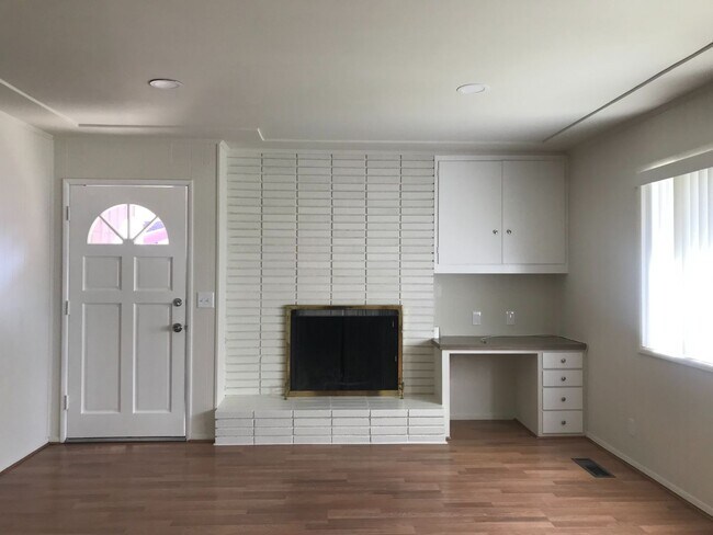 Building Photo - La Mar (25068-70-72) (3-Plex) (DD)