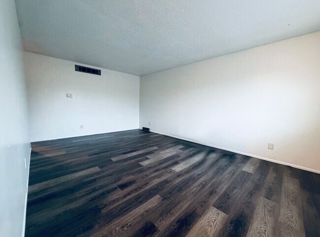 Foto del edificio - 2 bed and so much more!!!