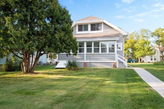 Foto del edificio - 1300 Dodge St