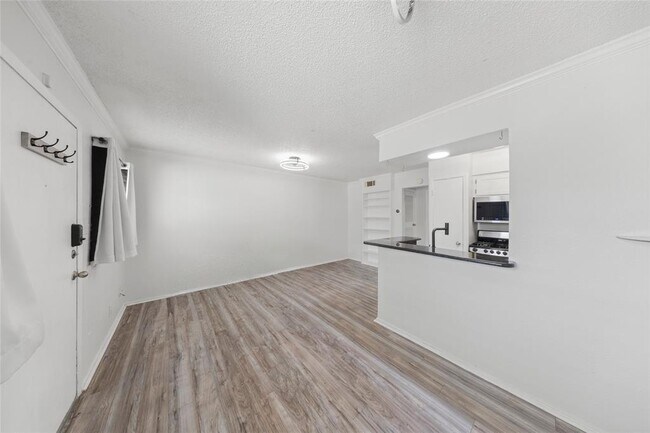 Foto del edificio - 2401 Manor Rd
