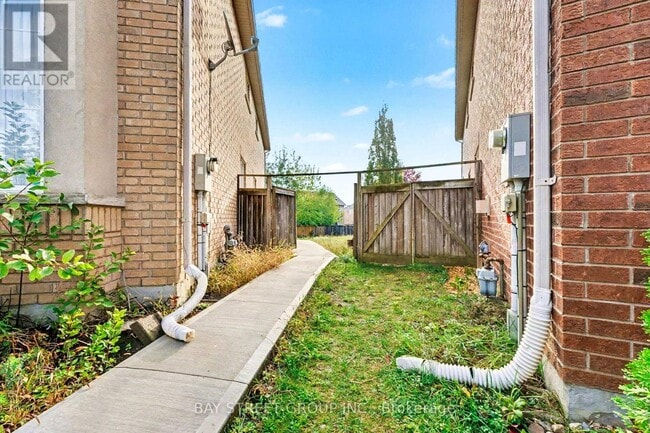 Building Photo - 19 Goldlist Dr