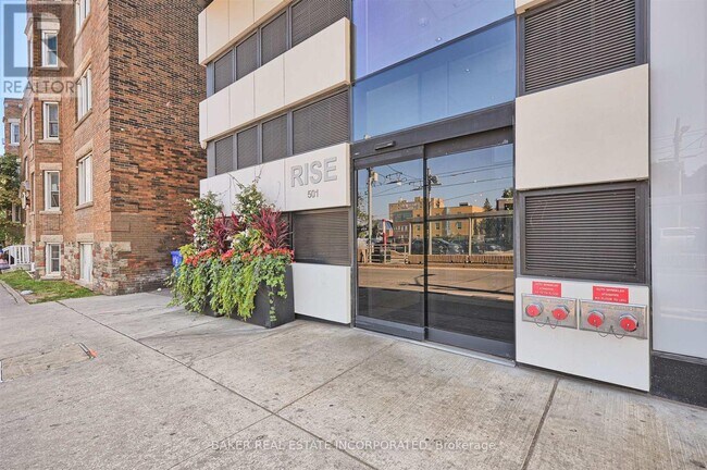 Photo du bâtiment - 501-501 St Clair Ave W