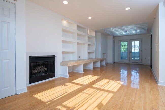 Building Photo - 1123 5th St NW