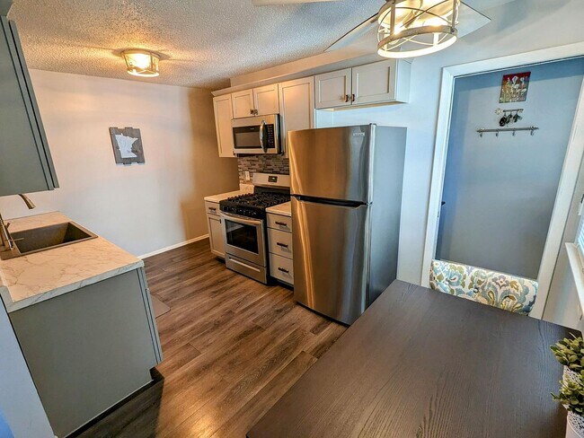 Foto del edificio - 3836 Snelling Ave