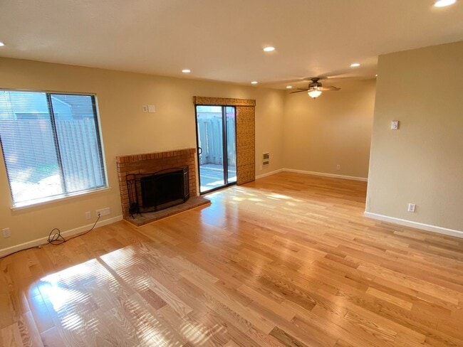 Building Photo - Sharp and Modern 3 Bedroom 2.5 Bath Santa ...
