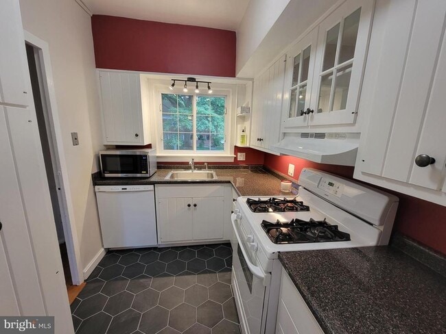 Building Photo - 3472 Gunston Rd