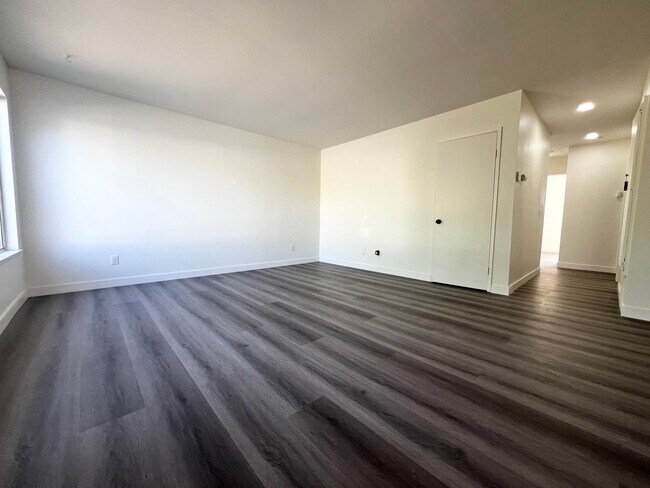 Foto del edificio - COMING SOON! 4 BED / 2 BATH REMODELED home...