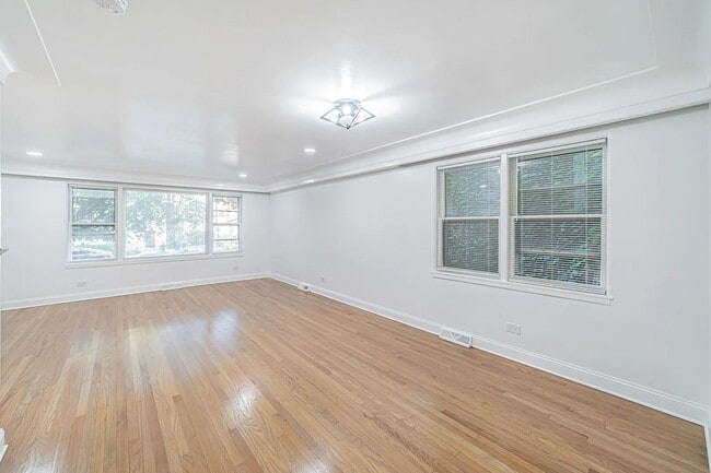 Building Photo - 7530 N Oakley Ave