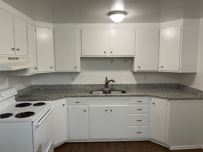 Building Photo - 1547 S 320 E