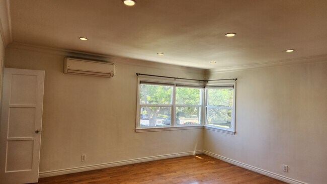 SALÓN ESTE - 10641 Whipple St