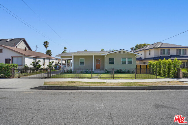Building Photo - 616 Royal Oaks Dr