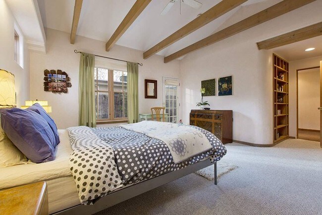 Foto del edificio - 842 W Manhattan Ave