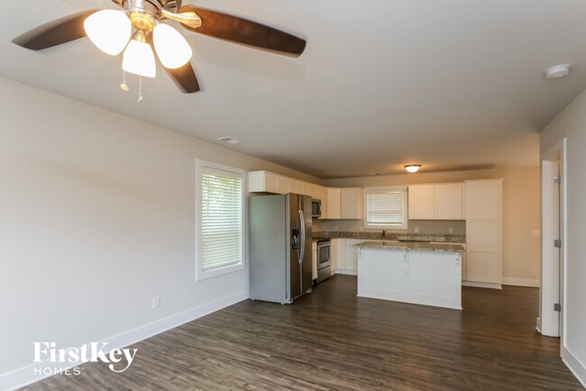 Building Photo - 2375 Belaire Dr