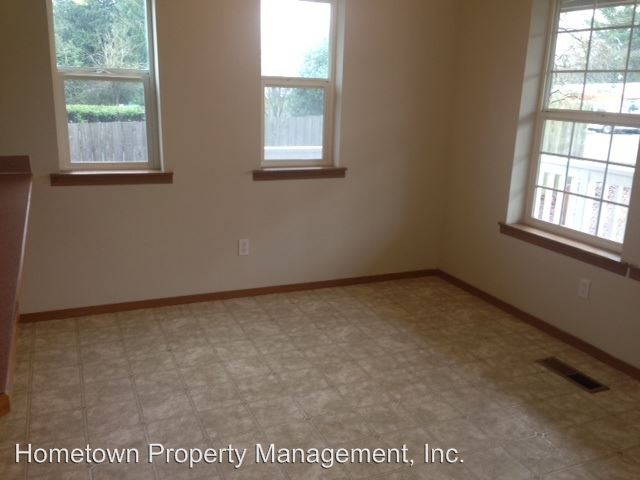 Building Photo - 328 Wichman St S