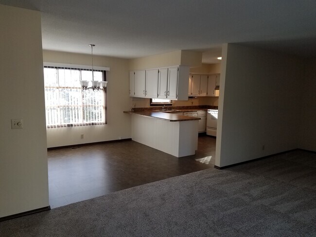 Foto del edificio - 717 Ashton Ln S