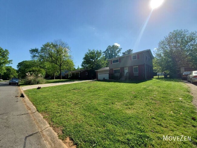 Building Photo - 4008 Irvington Dr Charlotte, NC 28205 Larg...