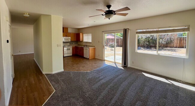 Foto del edificio - 4 Bedroom in North West Reno