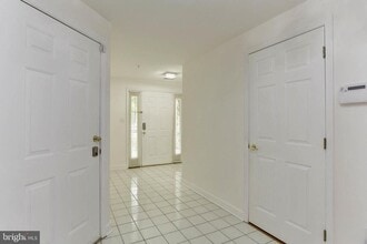 Building Photo - 67 Taverngreen Ct