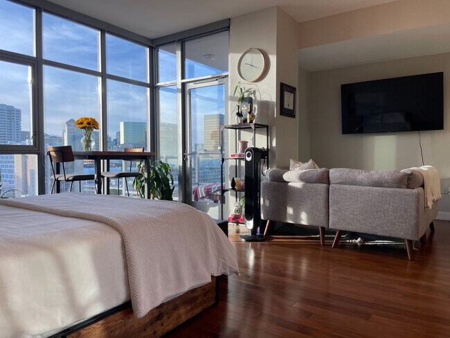 Building Photo - San Diego Downtown  Gaslamp Quarter Furnished  Studio -Available NOW!