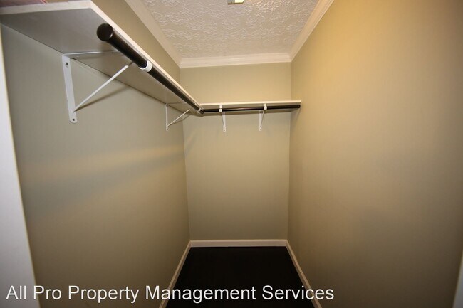 Building Photo - 3 br, 2 bath House - 801 Thorngrove Pike