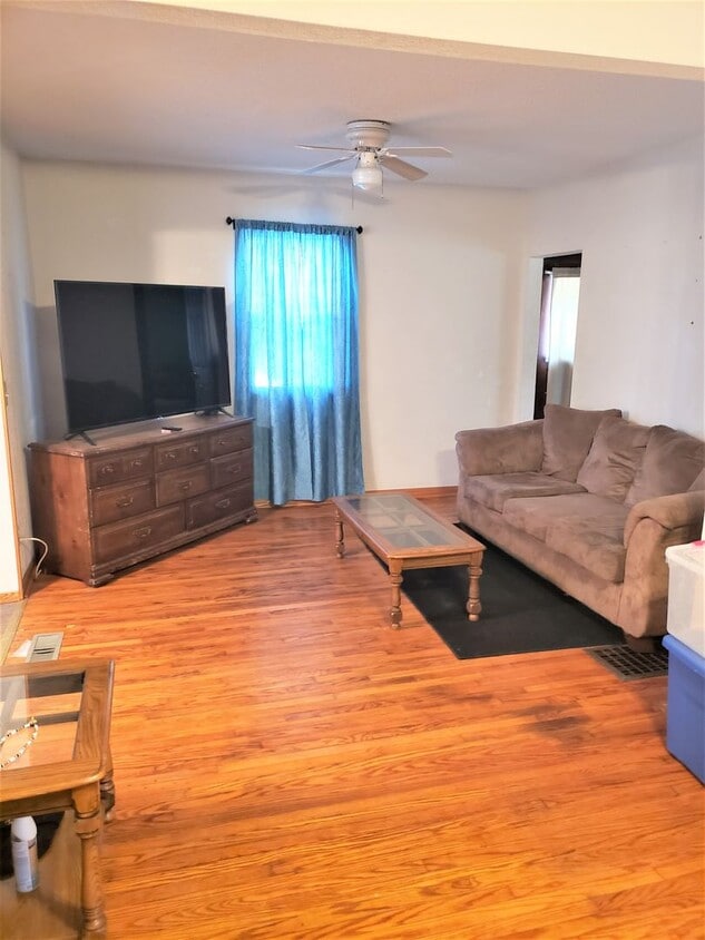 Building Photo - Cozy 3 bed 1 bath house Available