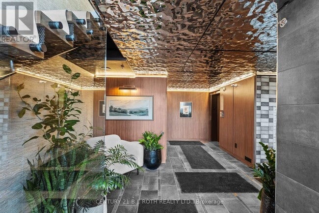 Building Photo - 15 Kneeshaw Dr