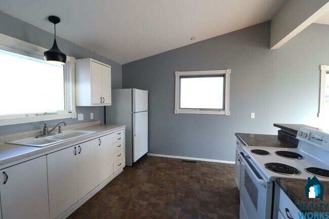 Building Photo - 3 Bedroom Home Available!