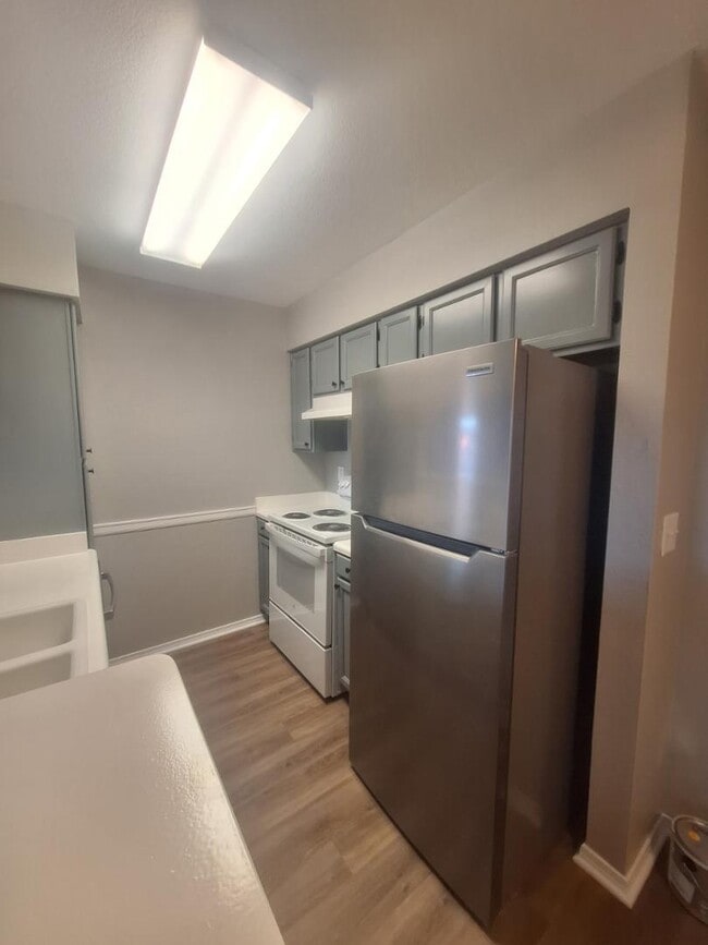 Building Photo - 623 W Guadalupe Rd