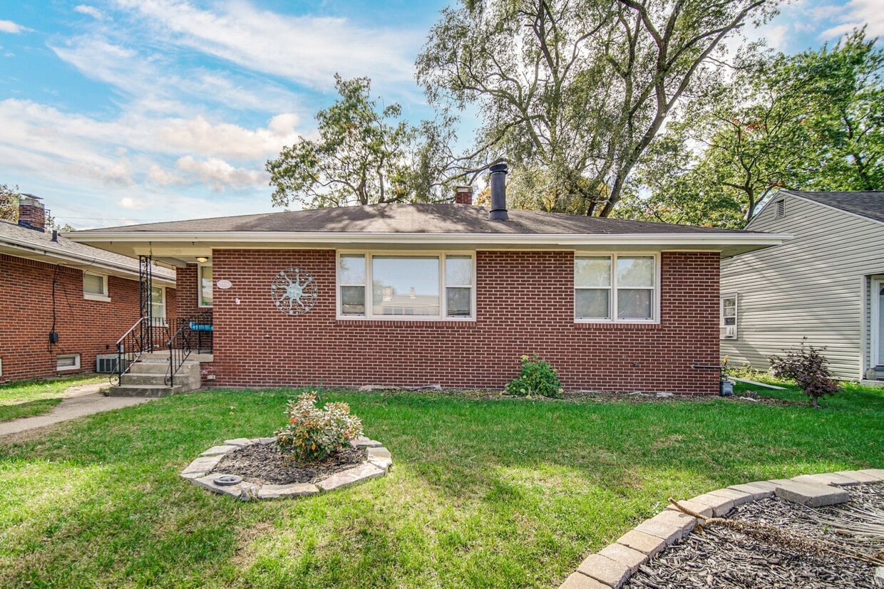 Primary Photo - Charming Custom Home in Miller Beach!