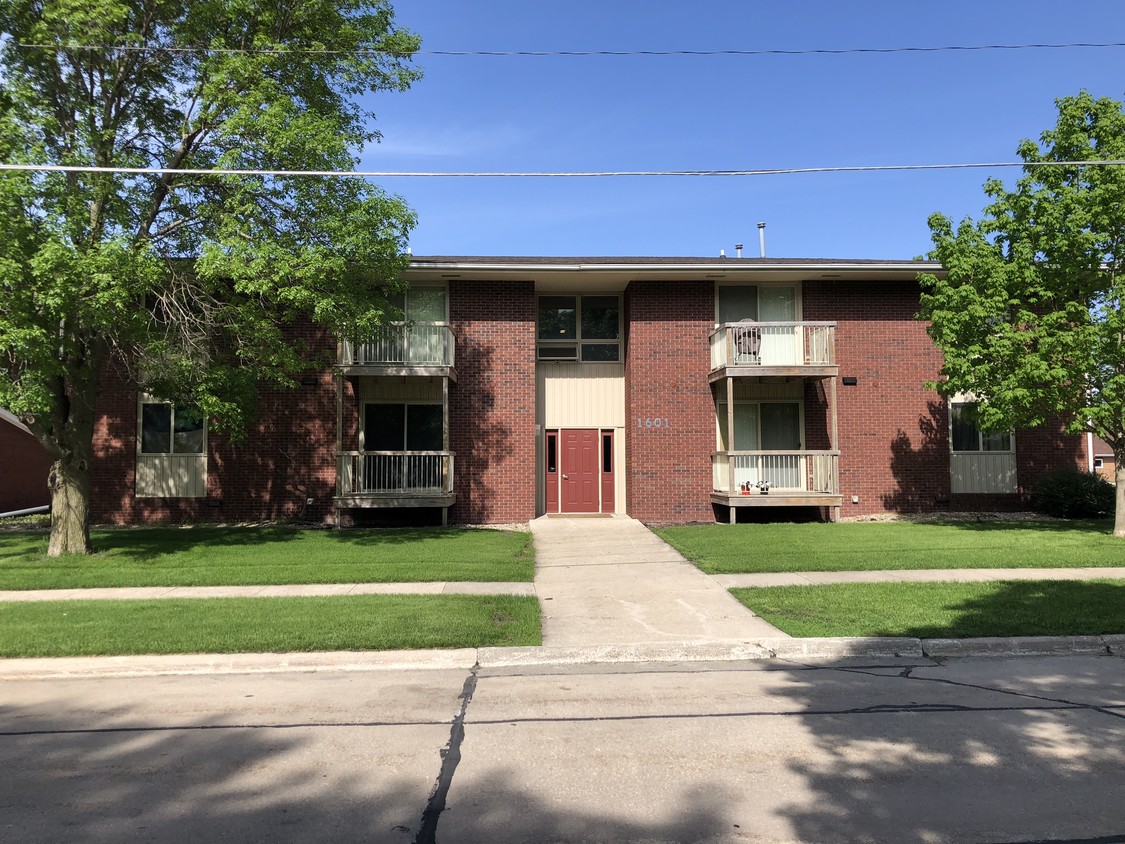 Front Entrance 1601 Lynx Ave - 1601 Lynx Ave