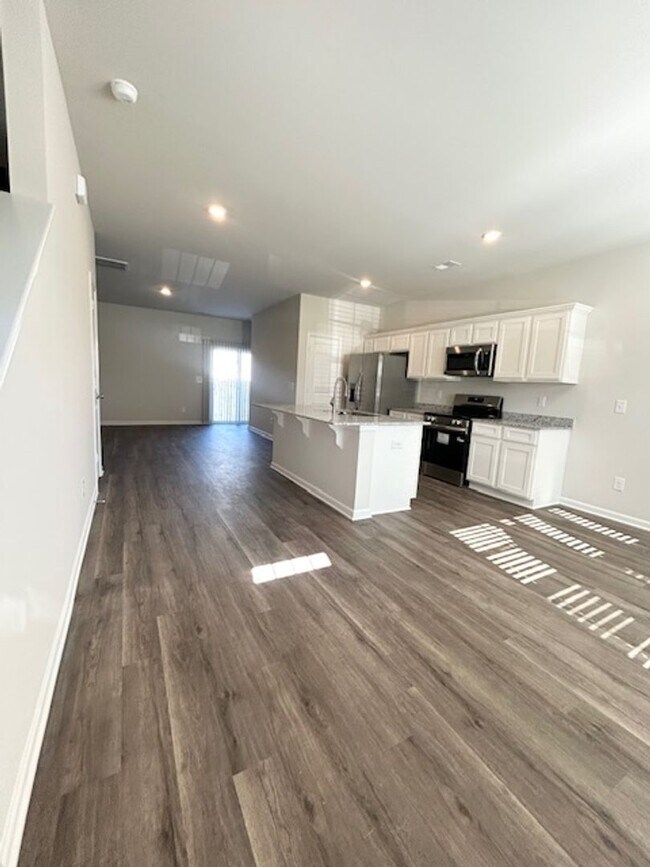 Foto del edificio - MODERN TOWNHOUSE LIVING IN HARBISON GROVE