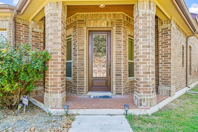 Building Photo - Welcome to this stunning 4 bedroom, 2.5 ba...