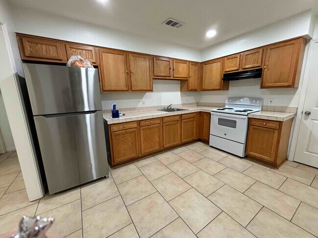 Building Photo - 226 Duke Dr