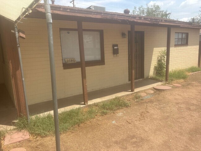 Building Photo - 2746 W Glenrosa Ave