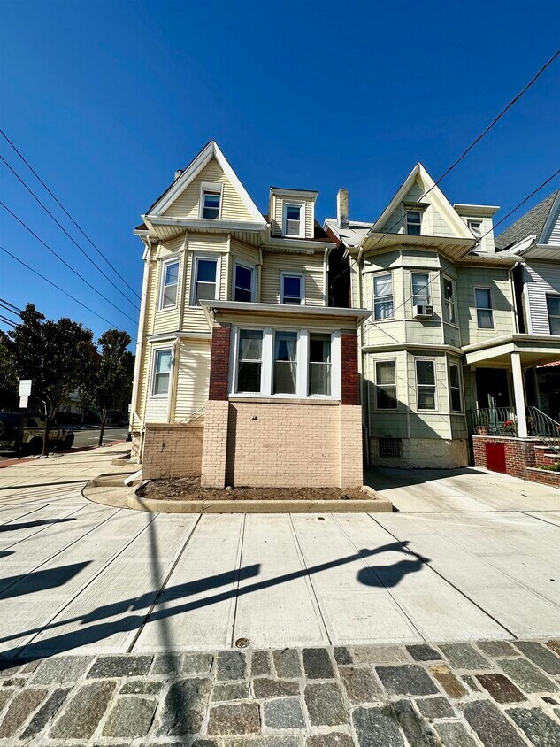 Primary Photo - 2201 Palisade Ave