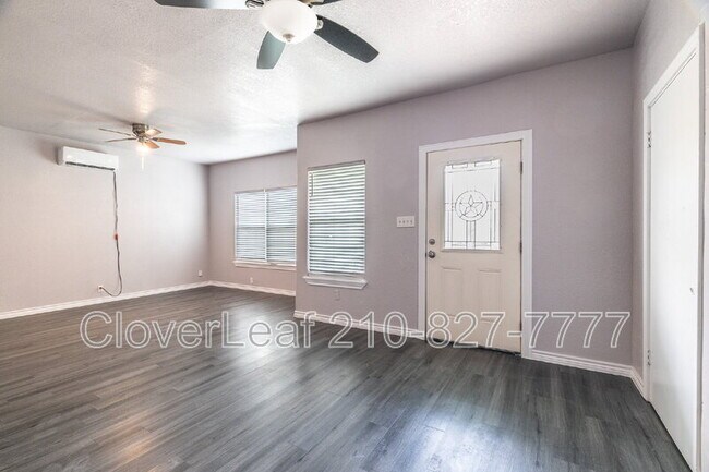 Foto del edificio - 3402 W Travis St