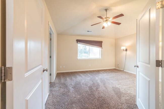 Building Photo - Spacious 4 bedroom home, Office and Bonus ...