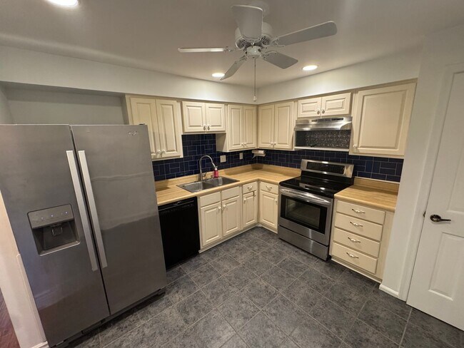 Foto del edificio - Spacious Well Kept Condo in West County (B...