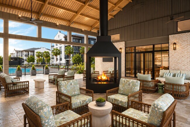 Un refugio al aire libre diseñado para conectar con los demás. Ya sea disfrutando de un café por la mañana o de veladas estrelladas junto a la chimenea. - Brooking Square Apartments & Townhomes