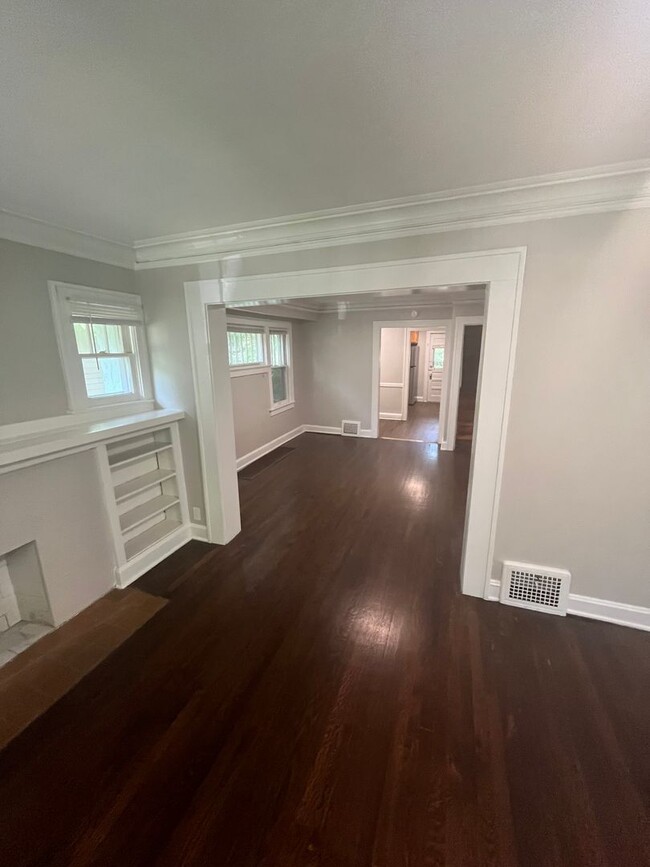 Building Photo - AVAILABLE NOW! 2 Bed 1 Bath Home! $1350.00