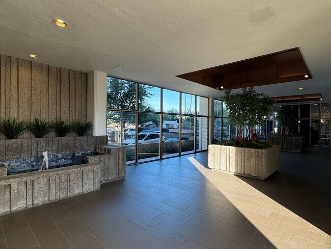 Foto del edificio - Luxury 2 Bedroom Condo Available at Regency House in Central Phoenix!
